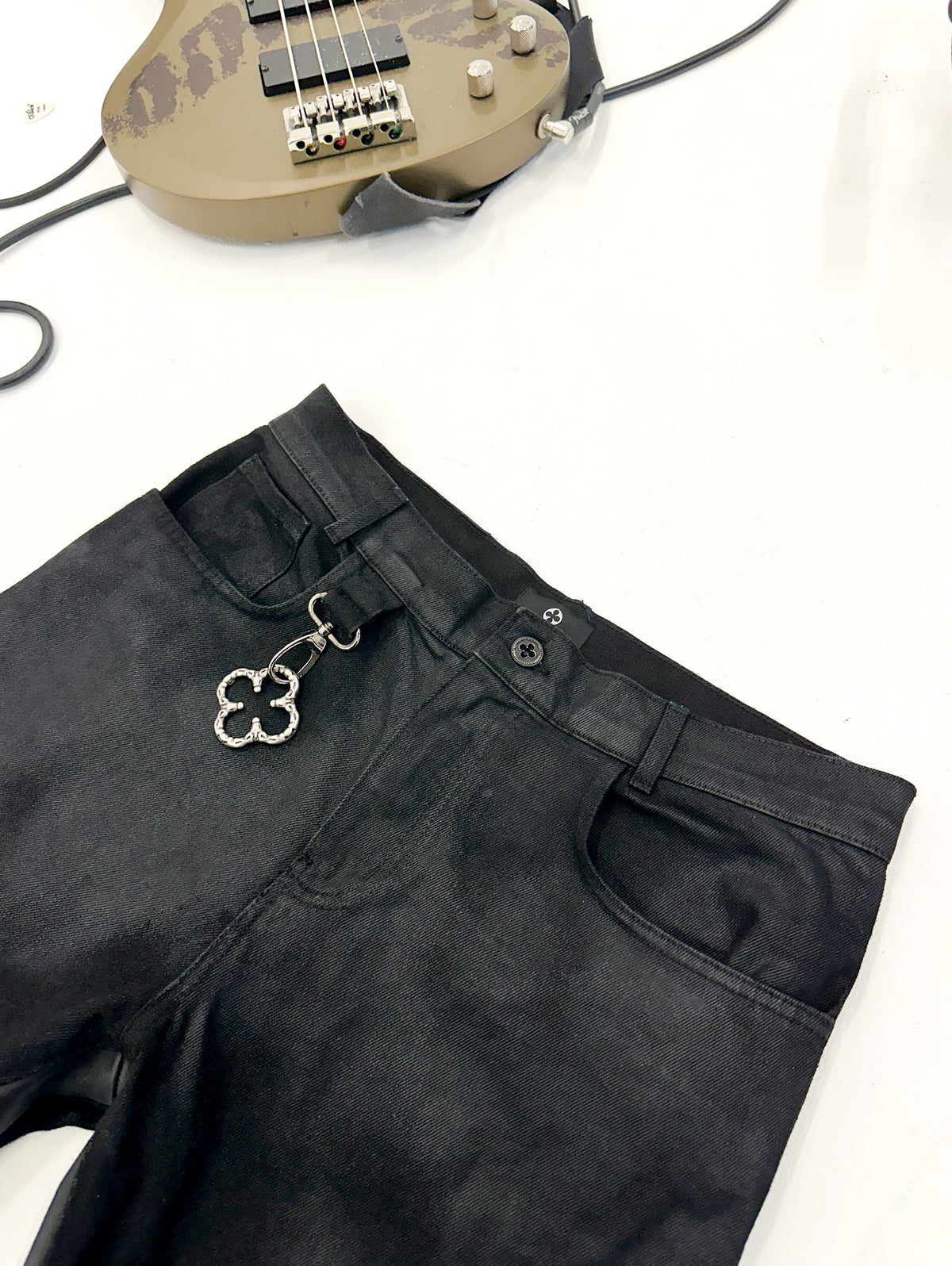 MANOPELLE WAXED DARK BLACK PANTS