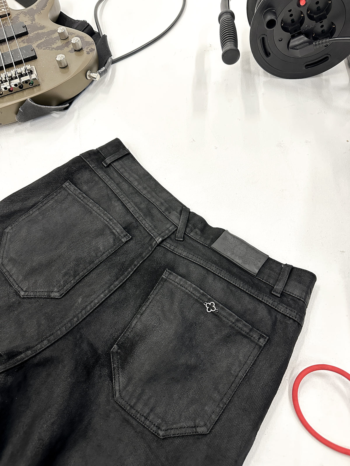 MANOPELLE WAXED DARK BLACK PANTS